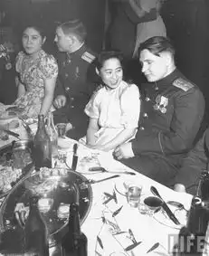 1946年苏军占领东北,为生计日本侨民男的摆摊,女的做站街女