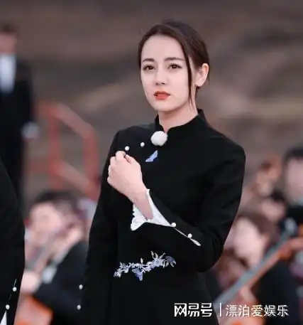 被拍到现身医院后,拍广告又被吐槽像男人,迪丽热巴劳累过度