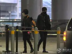张杰谢娜机场十指紧扣全副武装避禽流感