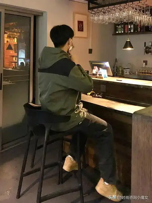 男人到了四五十岁,要少穿黑色白色,试试这些减龄色更高级