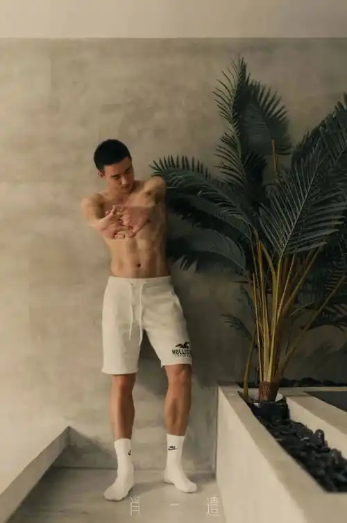 寸头型男的腹肌体育生,是漫画脸也是小奶狗,网友太帅了