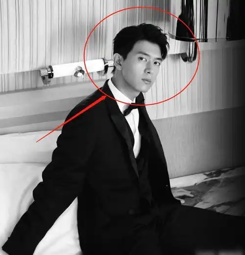 李现穿西装现身活动,生图照堪比精修,帮记者扶三脚架我被圈粉了