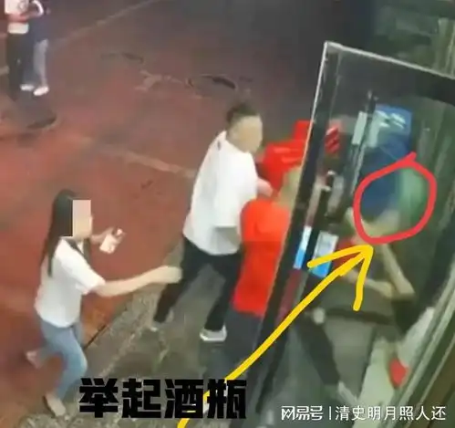 不要放过这个红衣男子,他也是行凶者之一,而且也很凶狠
