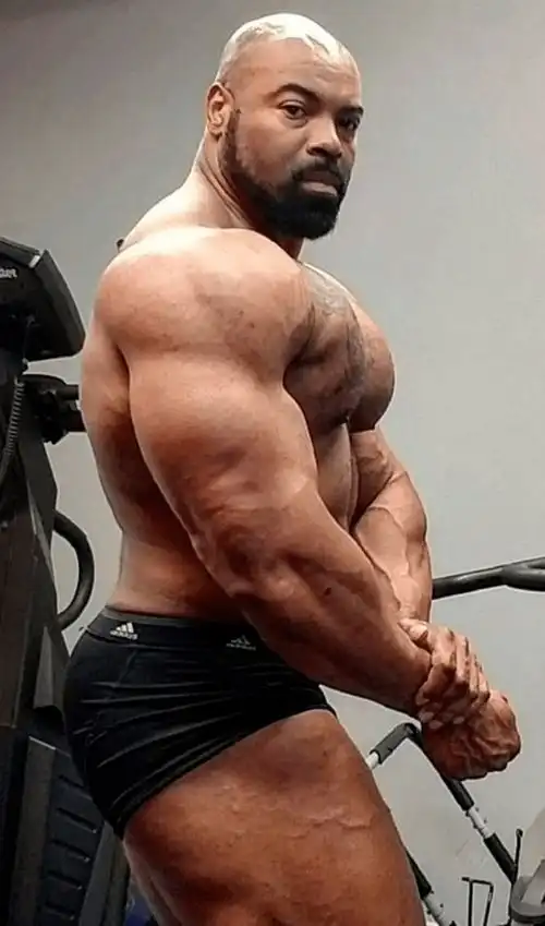 当肌肉突破了生长的限制,这样的肌肉男真霸气