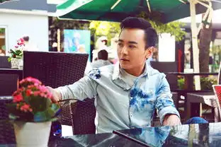 格桑夏日户外街拍曝光成熟大气显男儿本色