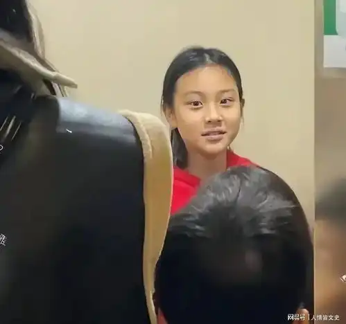 甜馨是个幸福的女孩,李小璐对她挺负责的,贾乃亮也没有再生小孩