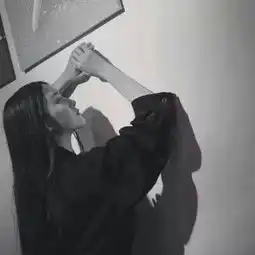 qq黑白头像女生冷酷无字图片熬不过世俗的普通人