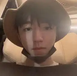 组图网友泰国偶遇王俊凯渔夫帽黑t男友风穿搭清新帅气