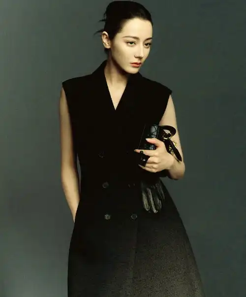 迪丽热巴总裁风穿搭霸气利落穿西装裙显刚柔并济