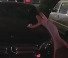 百万豪车全身是渣男,美女疑遭劈腿亲自喷漆,不理会闺蜜劝阻