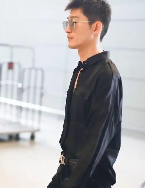 张翰到机场,一身黑装扮又酷又帅,剪成小碎发男人味满分