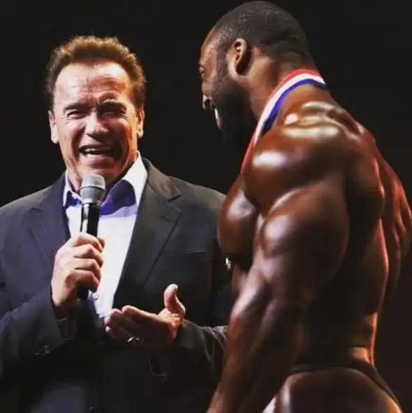 这个肌肉男不一般,因为他敢笑抚施瓦辛格的头