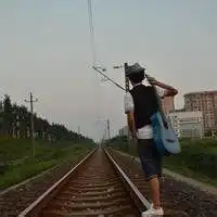 男生走铁轨的头像微信头像图片大全