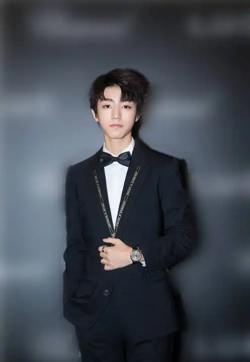 王俊凯身穿修身西装帅气出席活动,像极了童话中的王子
