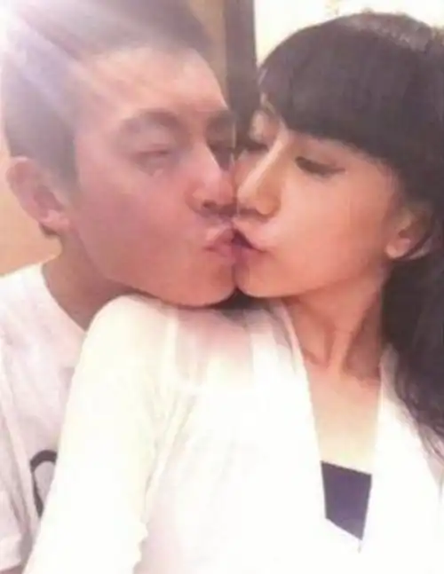 陈冠希前任公开新恋情晒婚照,容貌略变网红脸抢镜,男友家境富裕