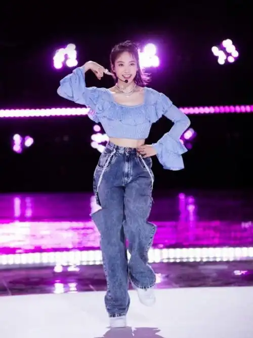 宋茜担任创造营教练,穿印花西装霸气十足,成功变身宋教练