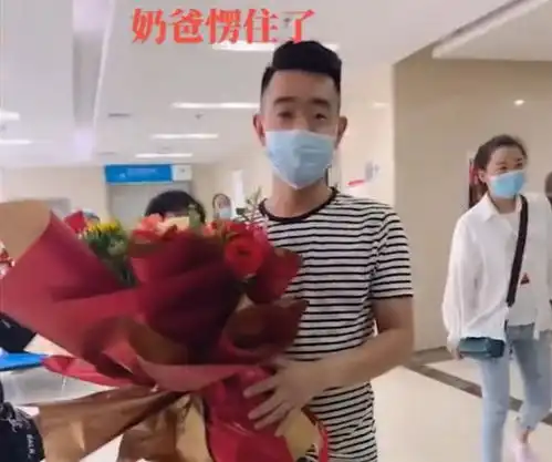 西安一男子产房外等待,当听到双胞胎是男孩时,他的反应笑翻网友