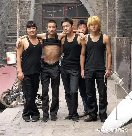 为什么一些高冷漂亮的女生被痞痞的社会人追到了