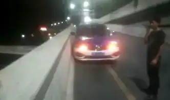 又有人抢方向盘贵阳一出租车差点冲下黔春立交原因竟是