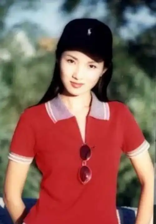 央视主持管彤嫁给普通丈夫,42岁当高龄产妇,坚决不去演艺圈