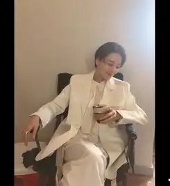 张馨予太霸气了西装短发变霸道总裁狂撩员工,邪魅一笑御姐范足