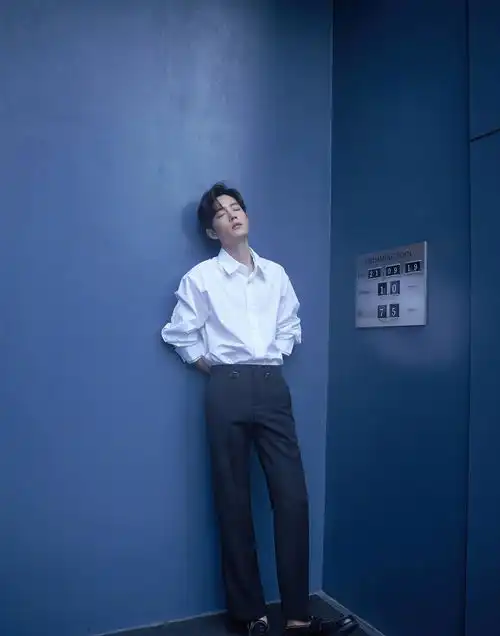 白衬衫穿成男友模板的肖战,时装周造型却翻车,复古风穿出彩太难