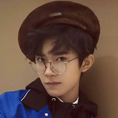 组图帅照好任性戴眼镜的易烊千玺文艺范十足