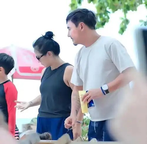 何洁泰国旅行照曝光,白发下的她依旧风韵犹存,两女儿颜值差异大