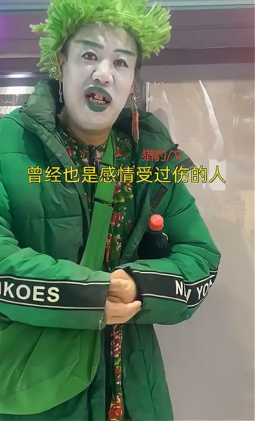 辽宁男子从头绿到脚,在街头放飞自我,当地市民有故事的男人