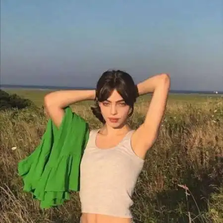 2020精致欧美头像女在眼泪中学会坚强的女人