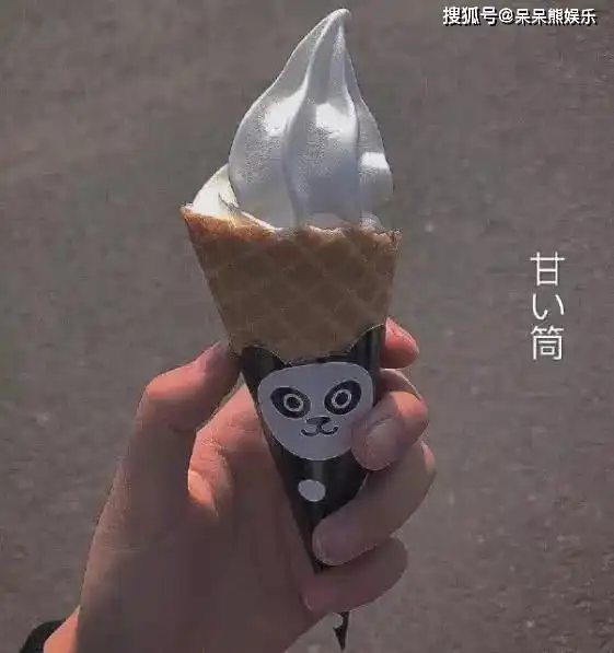 网易云热评学校晚会上,看到我喜欢的女孩子,在角落和她男朋友偷偷的