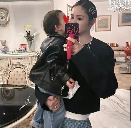 林峯妻子晒合影,母女两人共同被嘲像男人,张馨月怒斥网友不像人