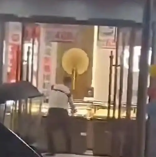 男子持玩具枪抢劫金店打碎玻璃柜台,逃离后被抓店员无大碍
