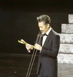 吴秀波黑白正装出席先生盛典