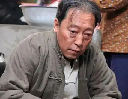 他是倪萍的妹夫,长得丑考大学报不了名,如今却成大导演御用男配