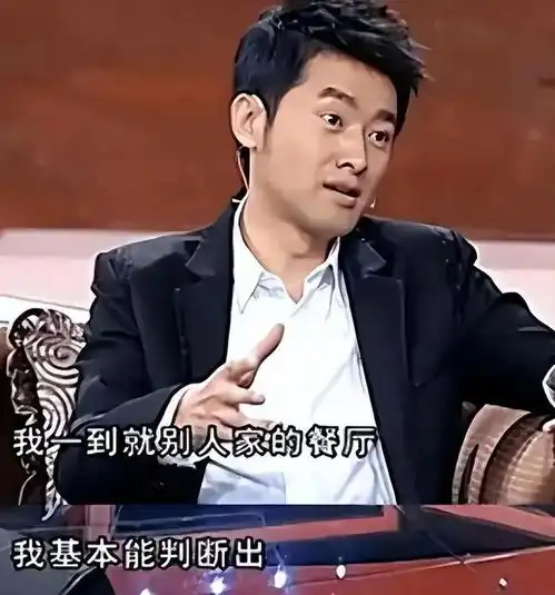 52岁任泉在北京到自己店里去巡查穿着朴素头发稀疏看起来好苍老