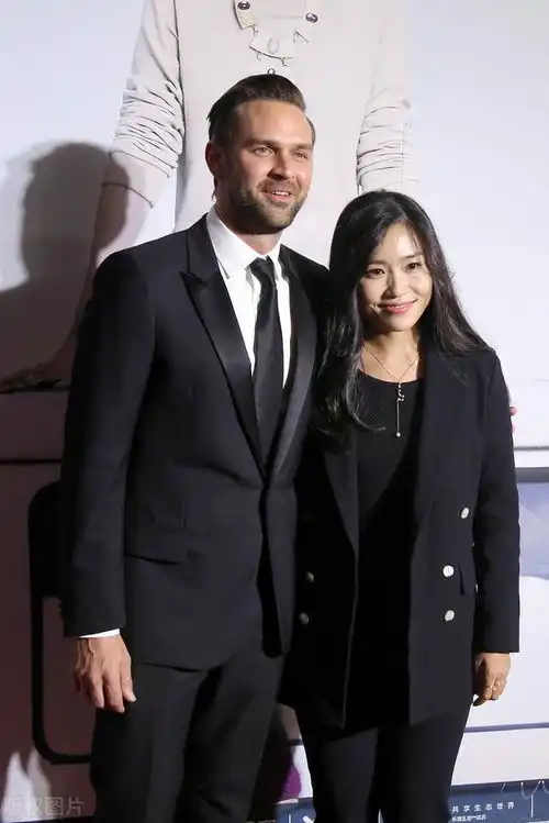 张艺谋成名后抛弃20年初恋,迷恋电影女神,最后娶小30岁娇妻