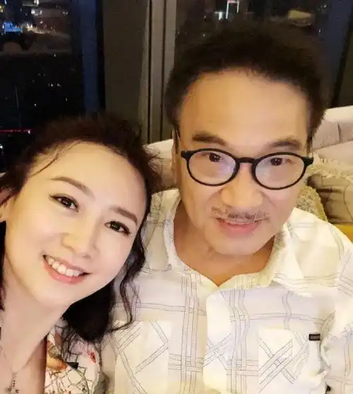 17岁小儿子为吴孟达送终一身黑衣低调现身,留长发比老爸时髦