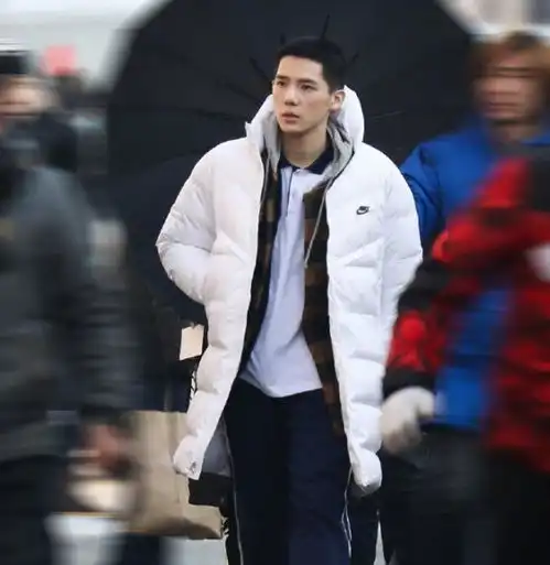 范丞丞新剧官宣,角色海报回眸杀好帅,却被他穿校服的样子吸引了