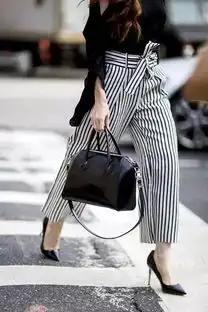 酷女孩无畏夏日,就要将黑色进行到底