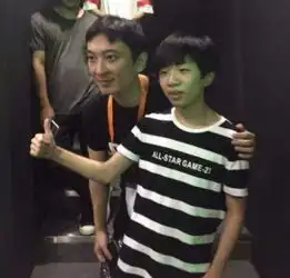 最惨lol主播12岁签约王思聪为直播事业退学,却没平台要他