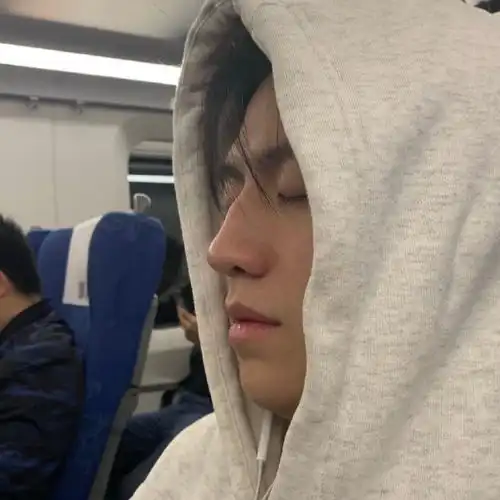 有没有qq头像和背景是一套的可以连在一起的情侣头像也行ω