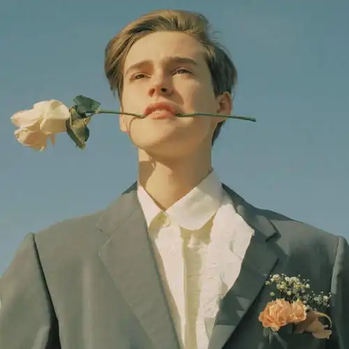 头像你喜欢的人其实是凡人你的喜欢为他镀上了金身