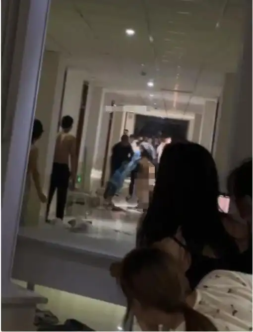 真辣眼女生一丝不挂闯进男生宿舍,在楼道大闹,现场画面曝光