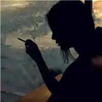 qq头像女生抽烟社会人,女生夹烟好看手势图片