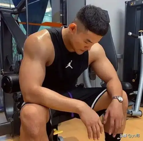 初中数学老师每一块肌肉都经过精心雕琢,展现出对健身的极致追求