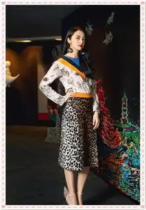 姚晨再现明玉风睡袍配黑裤太霸气,不料却被内搭暴露少女心