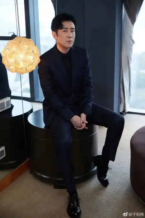 50岁于和伟隐于悬崖之上,大叔人到中年,拼的就是身材