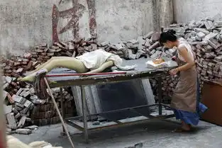 男子瞬间变美女揭秘广东仿真人皮面具