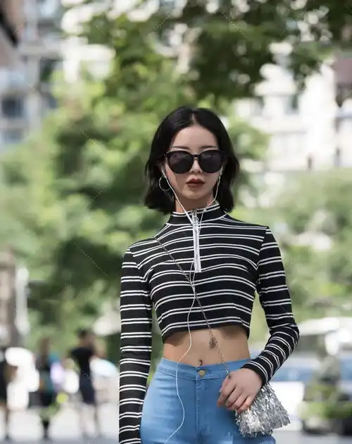 气质黑白条纹上衣搭配蓝色裤子,魅力十足,利落抢眼